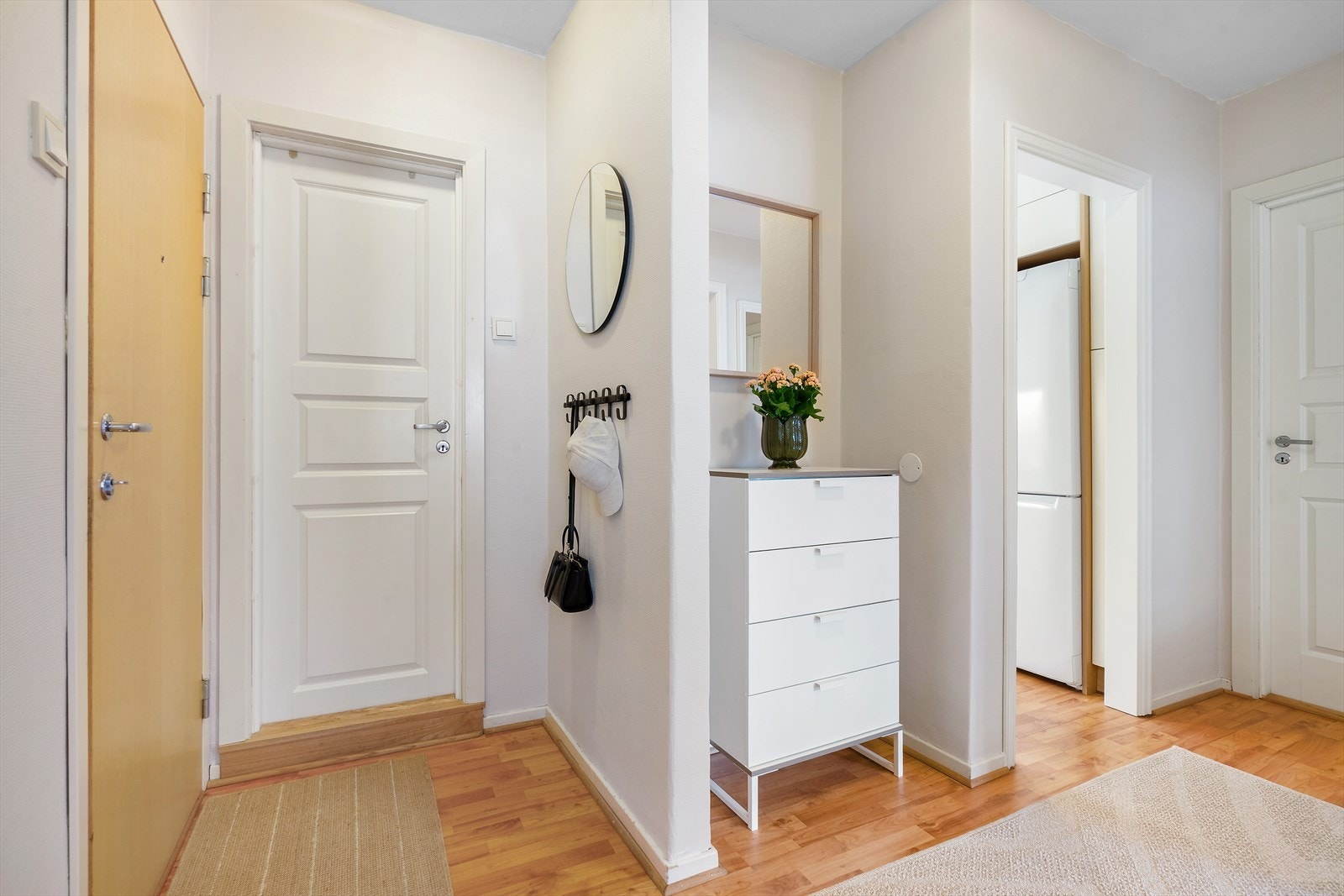 Fra entrè/ gang har man dør til både bad/ vaskerom, kjøkken og soverom. Galleribilde