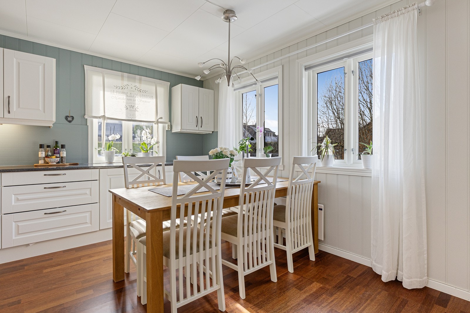 God plass til spisebord i tilknytning til kjøkkenet Galleribilde