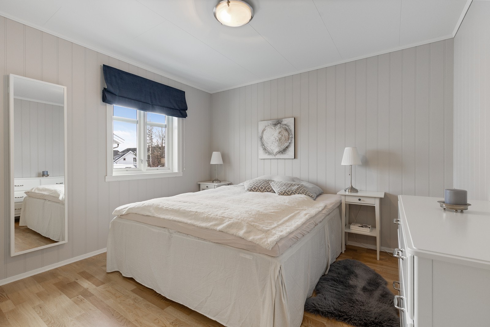 Romslig hovedsoverom med god plass til garderobe Galleribilde