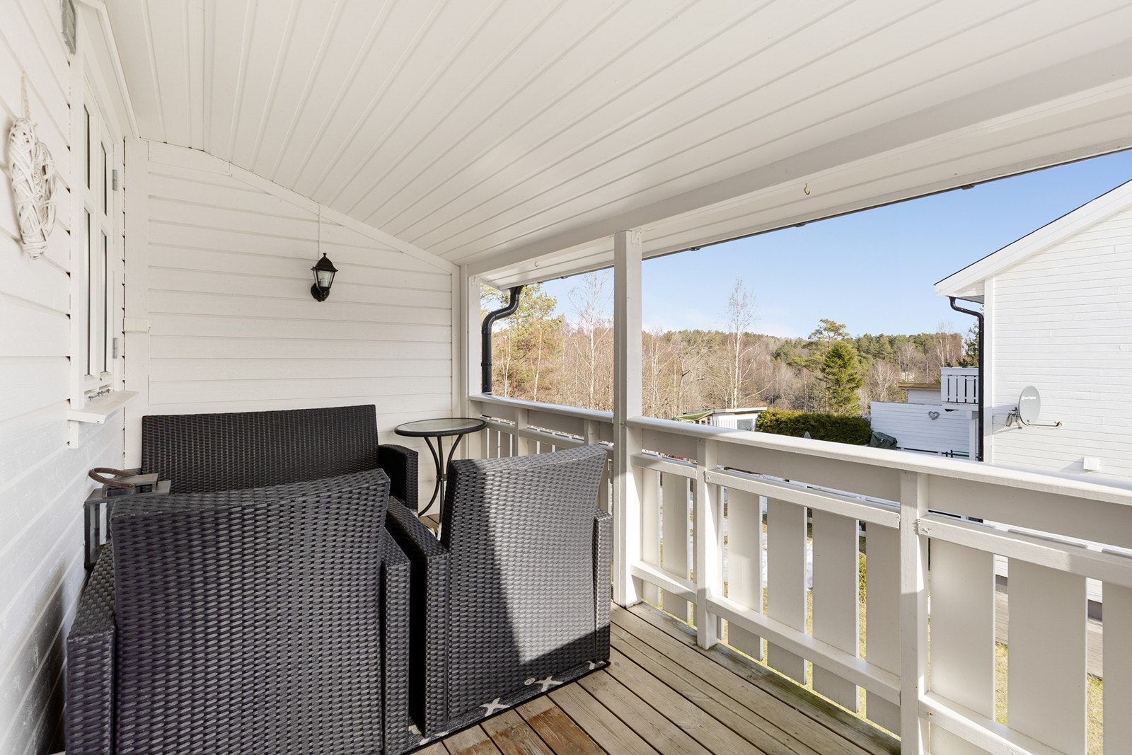 Det er veranda på begge sider av leiligheten Galleribilde