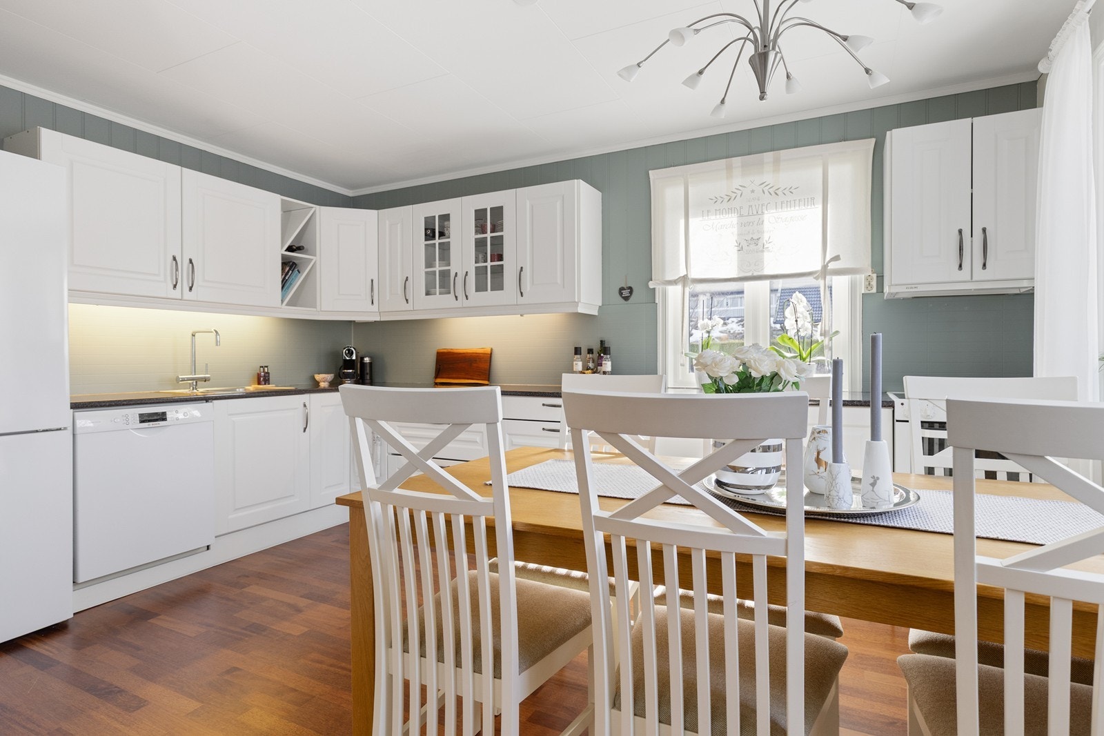 Rikelig med skap- og benkeplass Galleribilde