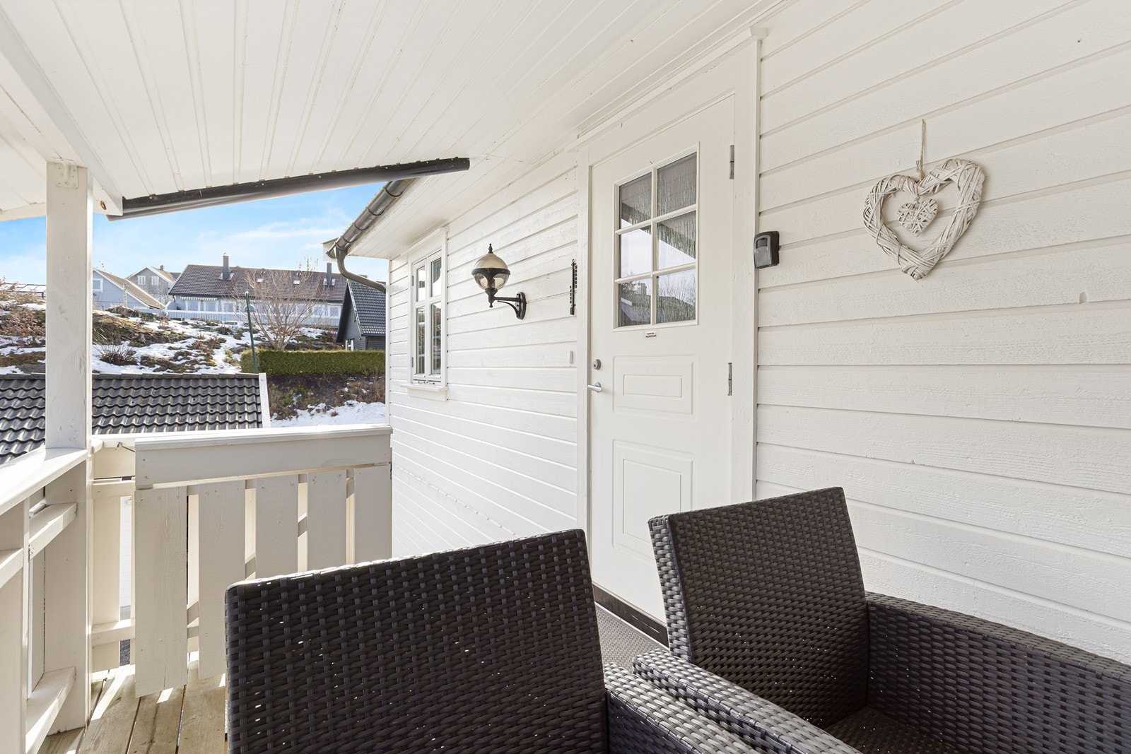 Fin plass til sittegruppe ved inngangspartiet Galleribilde