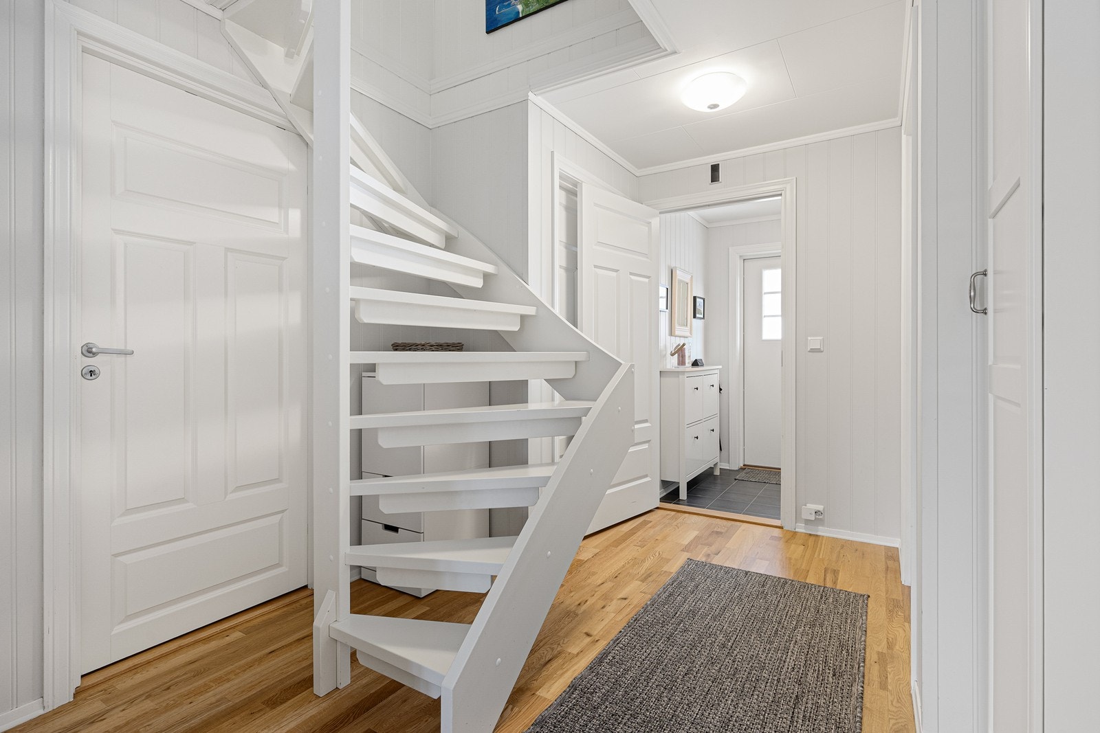 Eier har delvis innredet loftsetasjen i ettertid hvor det i dag er soverom, loftstue og bod - dette er ikke omsøkt hos kommunen. Galleribilde