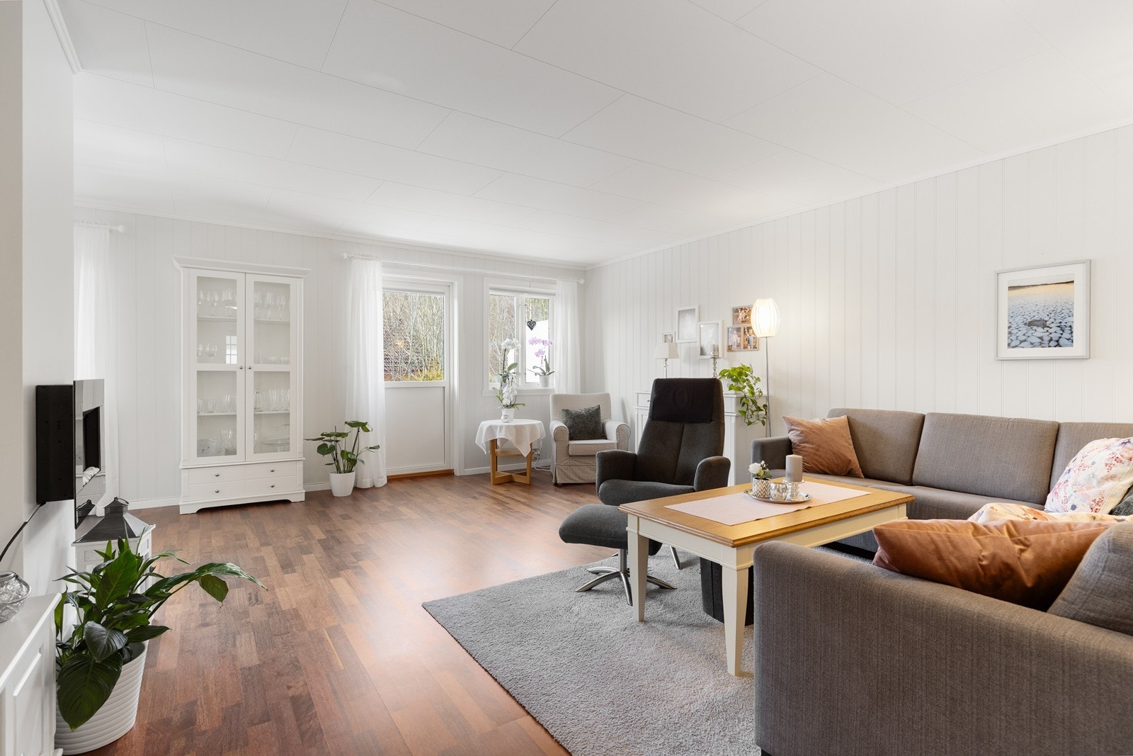 Stuen er romslig med god plass til sofagruppe og tilhørende møblement Galleribilde