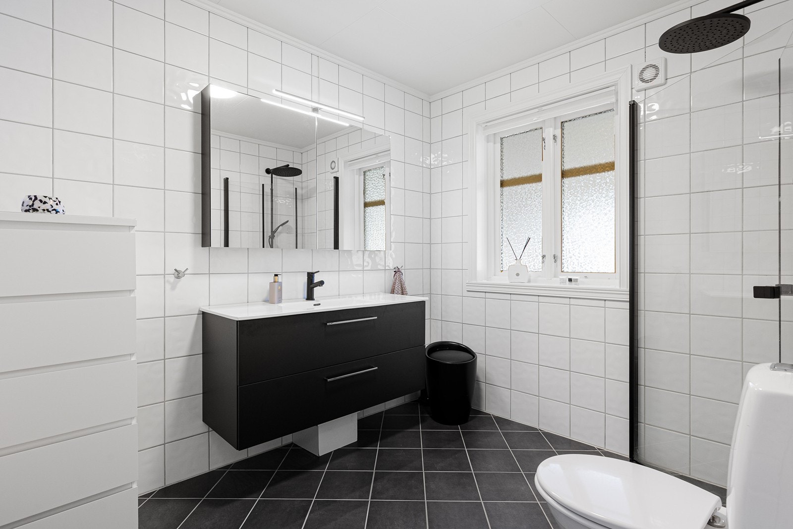 Pent flislagt bad med nyere innredning Galleribilde