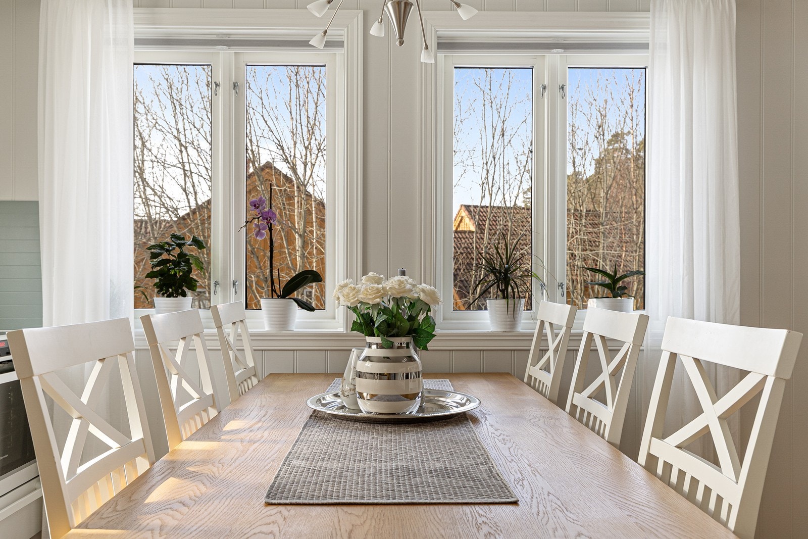 Lyst og trivelig med store vindusflater Galleribilde