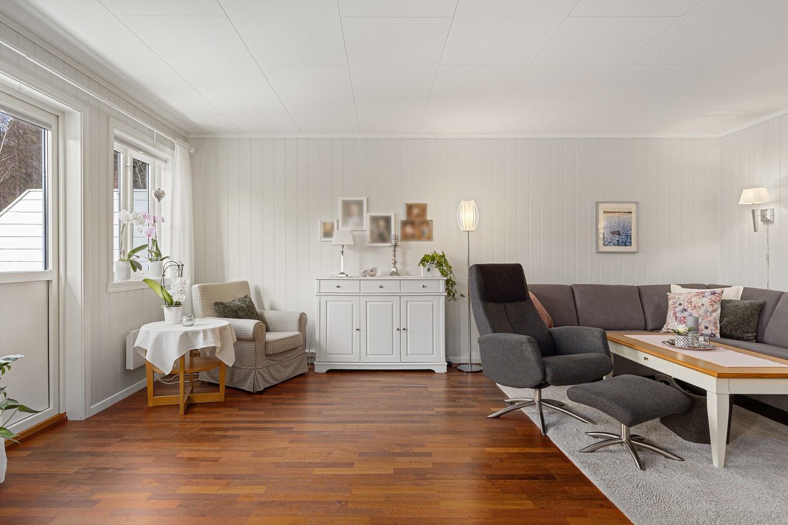 Hyggelig stue med utgang til veranda med ettermiddagssol Galleribilde