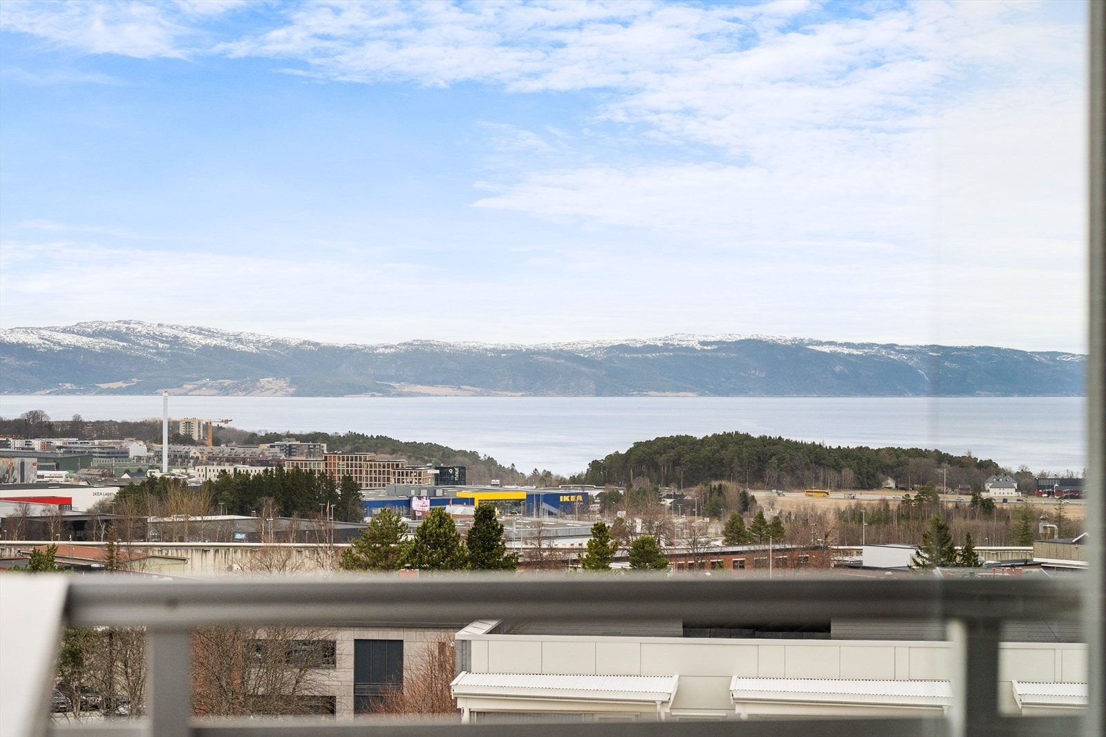 Fra balkongen nyter man svært gode solforhold og flott utsikt mot Trondheimsfjorden. Galleribilde