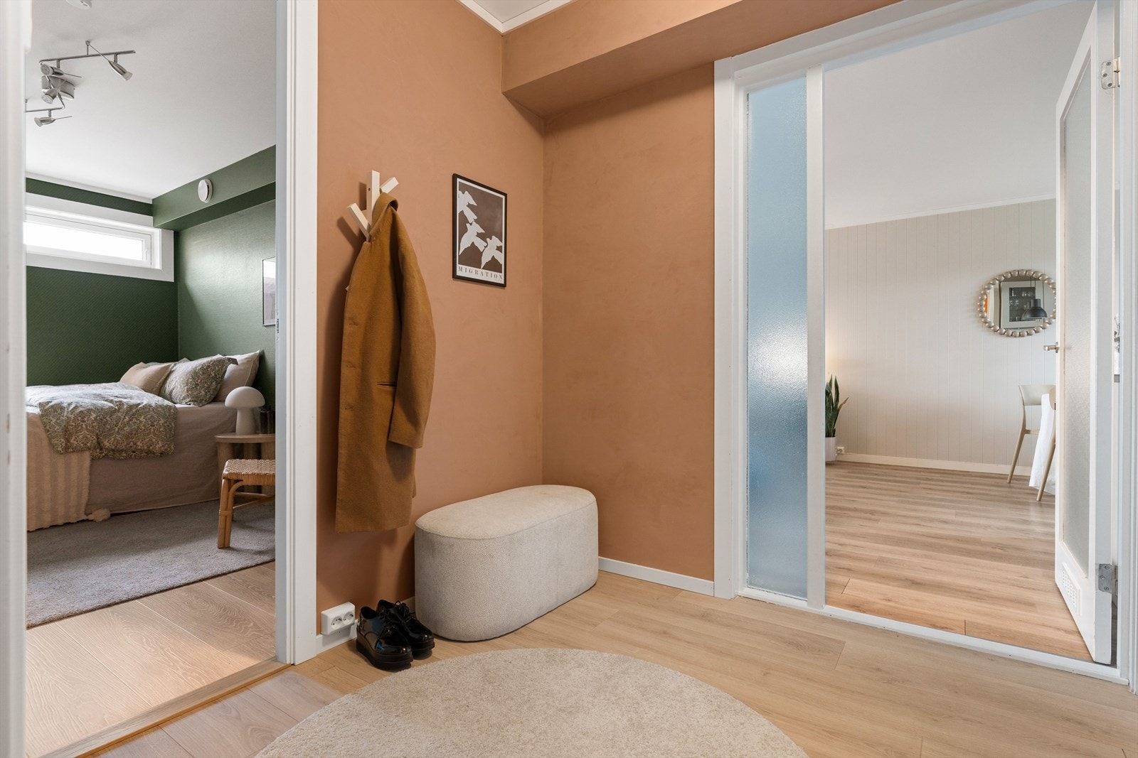 Videre fordeler gangen seg til soverommet, badet og stue/kjøkkenløsningen. Galleribilde