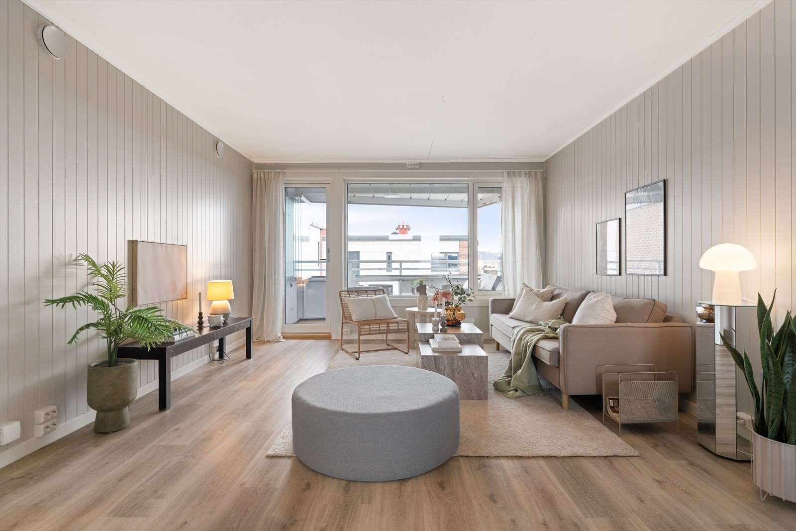 Stuen har plass for både spisebord, sofagruppe og ytterligere møblering. Galleribilde