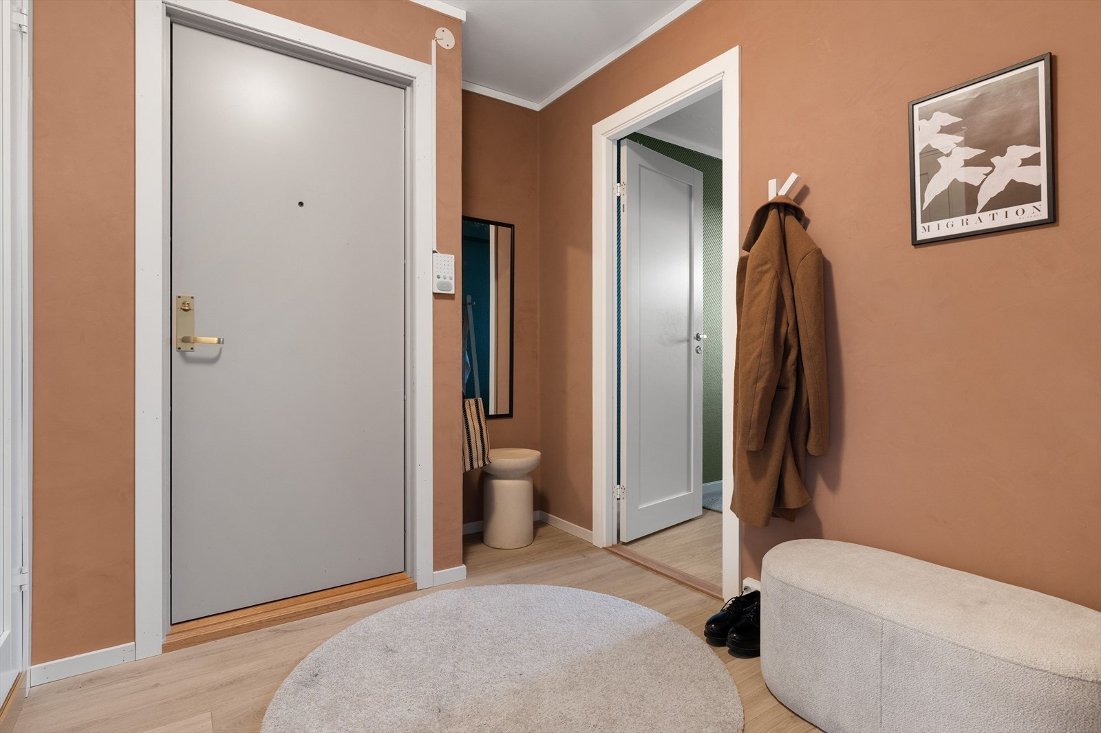 Man kommer inn i leiligheten via en romslig entré/gang med god plass for ulike garderobeløsninger. Galleribilde