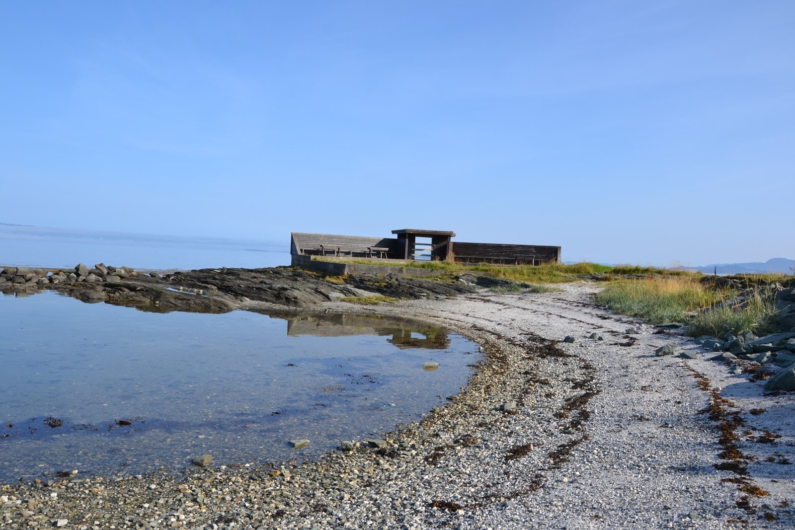 Fra leiligheten bruker man ca. 15 minutter på sykkel ned til sjøkanten, hvor man har kort vei til Rotvollfjæra samt flere flotte badestrender langs Ladestien. Galleribilde