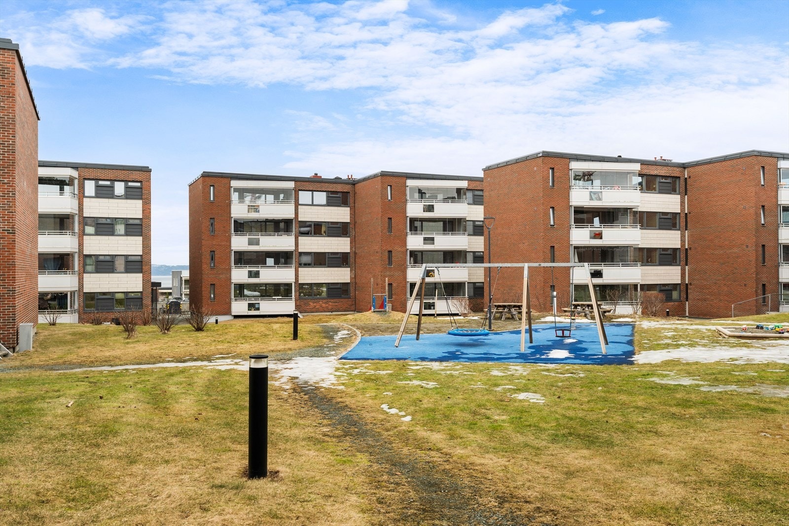 Fellesarealene er opparbeidet med interne veier, lekeplasser, grøntarealer og diverse prydbusker/beplantning. Galleribilde