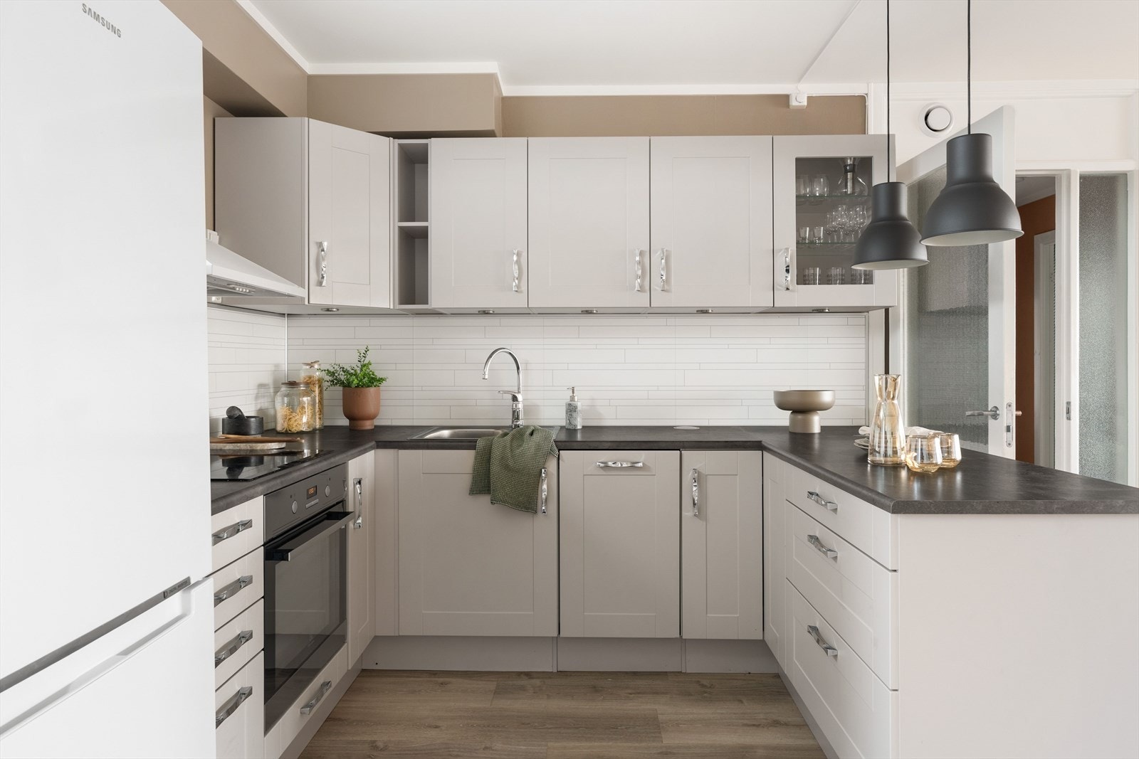 Det er medfølgende hvitevarer i form av stekeovn, platetopp, kombiskap og oppvaskmaskin. Kjøkkenet er utstyrt med en effektiv kjøkkenvifte fra Witt. Galleribilde