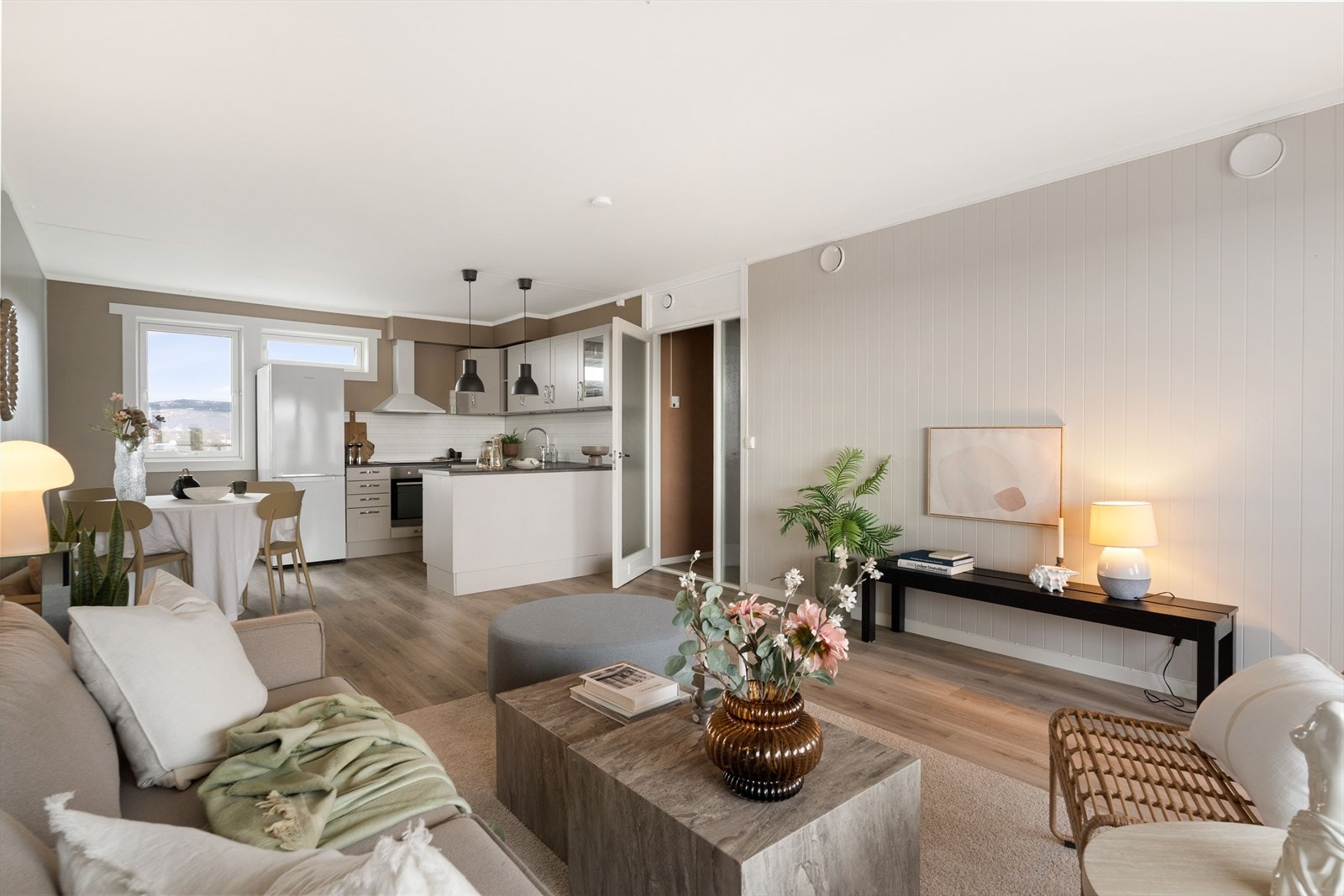 Leiligheten ble omfattende renovert i 2015/2020 og holder en gjennomgående moderne standard. Galleribilde