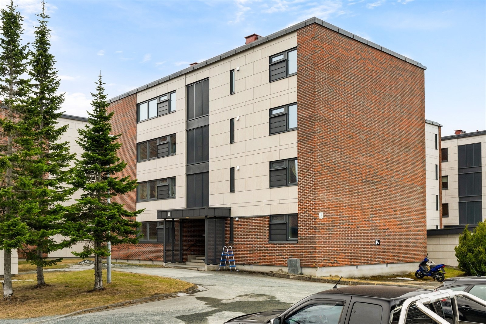 Leiligheten er en del av Brundalen borettslag, et veldrevet borettslag som gjennomgikk omfattende rehabilitering i perioden 2016-2021 med bl.a nye vinduer, etterisolering, skifte av fasadeplater, drenering og nye sykkelboder. Galleribilde