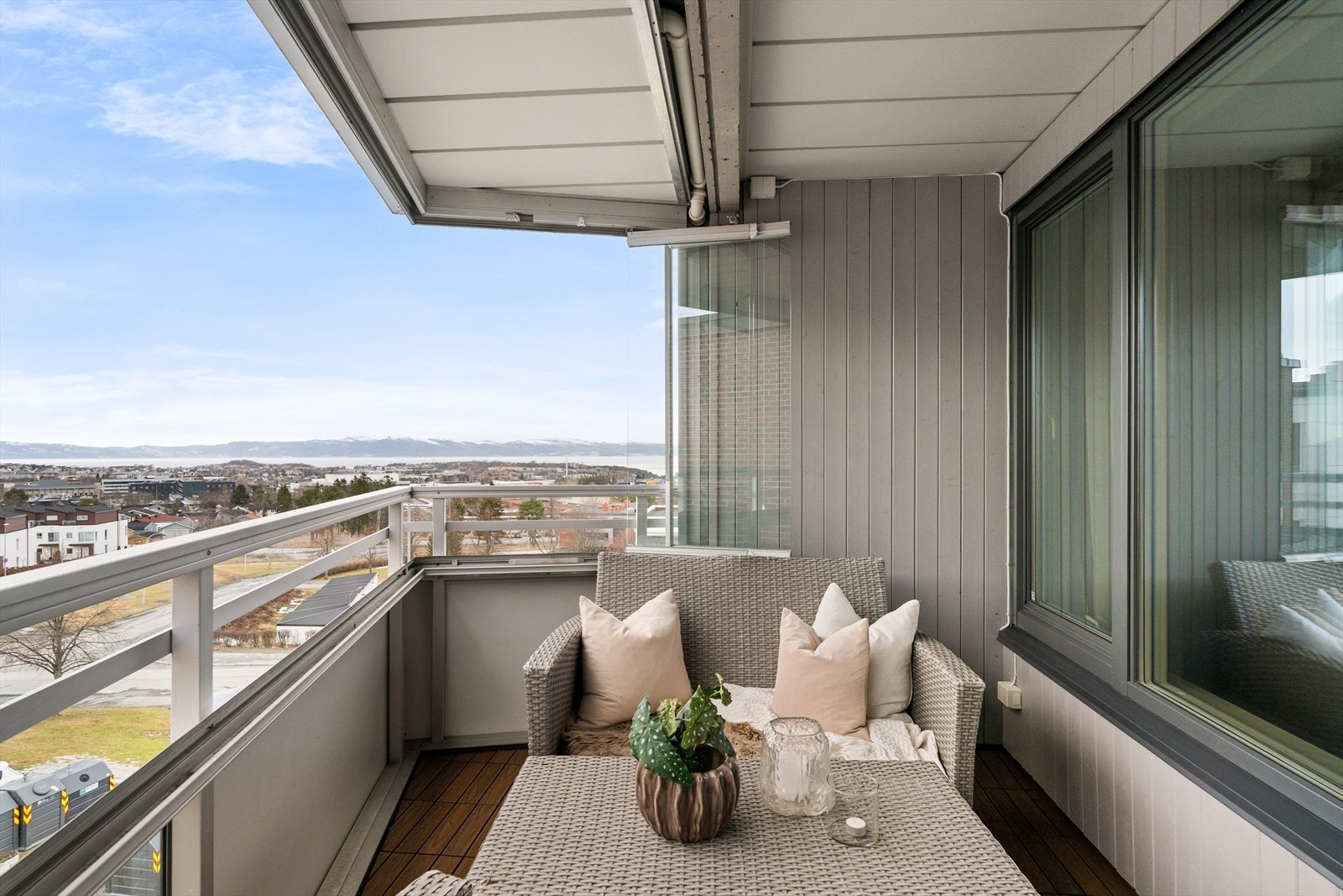 Fra stuen er det utgang til en romslig, innglasset balkong på 7,5 m². Balkongen ble oppgradert med nytt dekke i 2024. Galleribilde