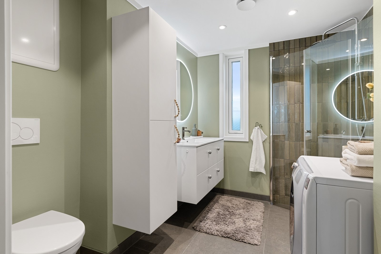 Badet ble oppusset i 2020, og er utstyrt med en romslig baderomsinnredning med godt med oppbevaringsplass. Badet ble renovert av fagfolk og dokumentasjon foreligger. Galleribilde