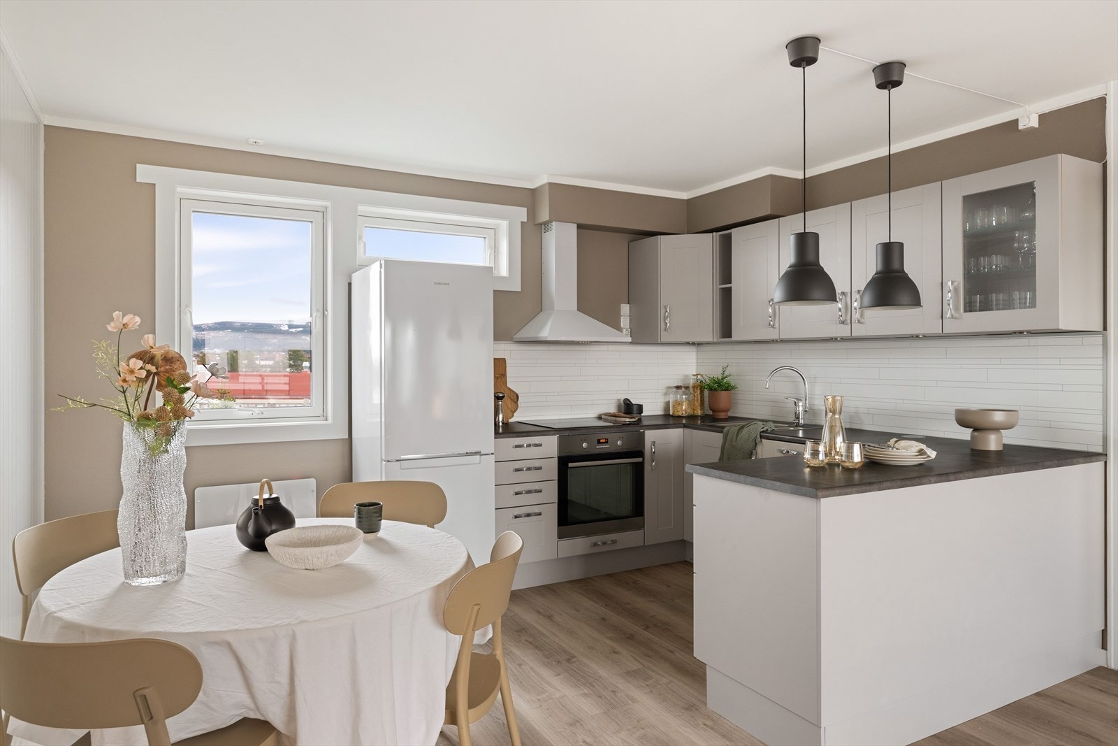 Kjøkkenet, som var nytt i 2015, har en tidløst innredning med gode benkeplater, praktiske løsninger og rikelig med oppbevaringsplass. Galleribilde