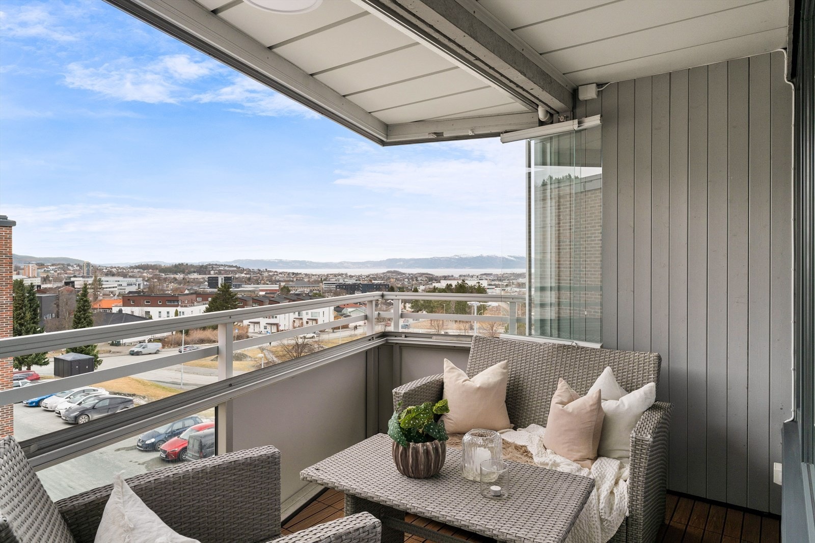 Leiligheten har en usjenert beliggenhet i 4. etasje med vestvendt orientering og innglasset balkong. Galleribilde