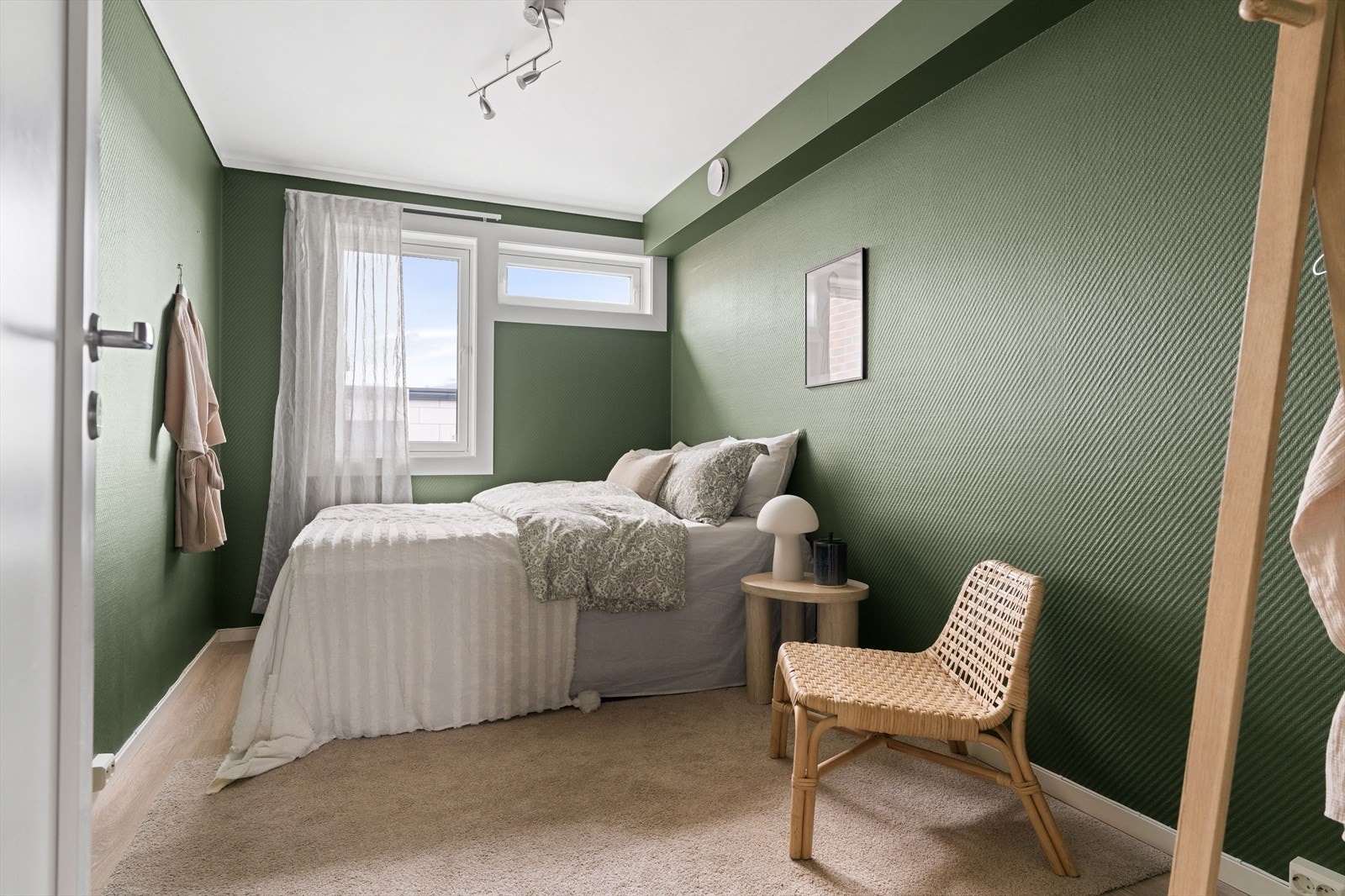 Her er det god plass til stor seng, garderobeskap og kontorløsning. Galleribilde