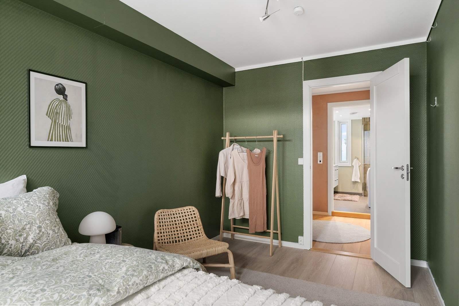 Soverommet er av god størrelse på hele 10,5 m². Det ble lagt nytt gulv i 2022. Galleribilde