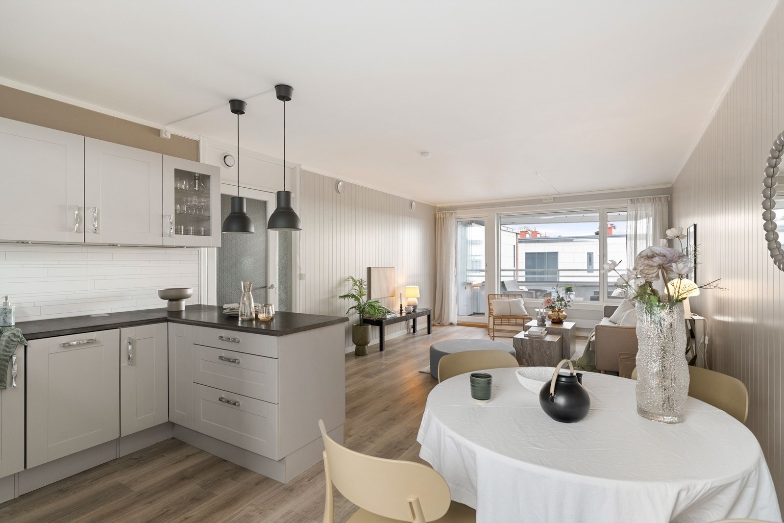 Vinduer i to himmelretninger gir gjennomgående dagslys og en behagelig atmosfære. Galleribilde