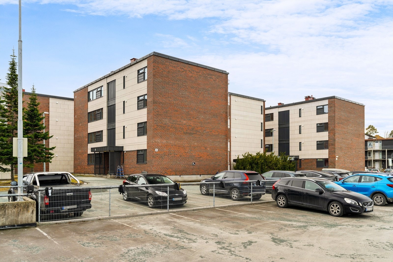 Bilen parkerer man på felles biloppstillingsplass like ved blokken. Borettslaget har lagt opp infrastruktur for lading av elbil på et stort antall parkeringsplasser. Galleribilde