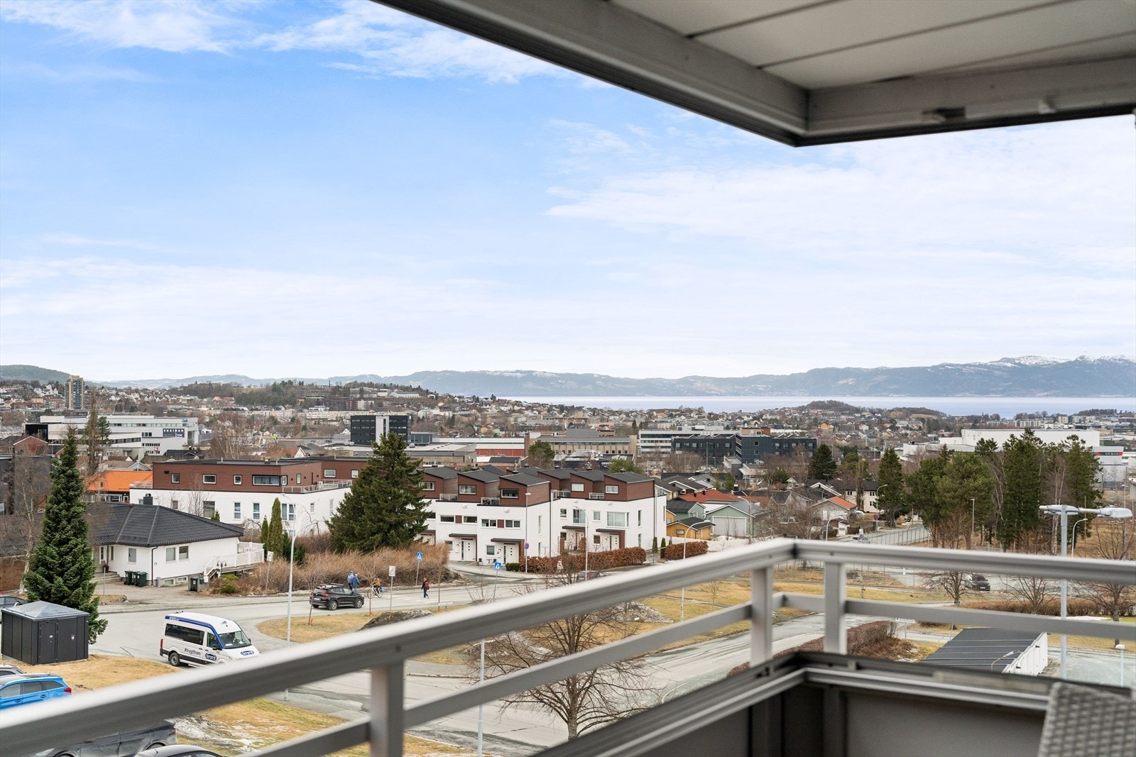 Herfra nyter man flott utsikt over nærområdet og i retning Trondheimsfjorden. Galleribilde