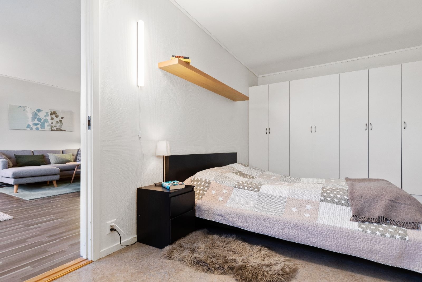 Romslig soverom med godt med skapplass Galleribilde