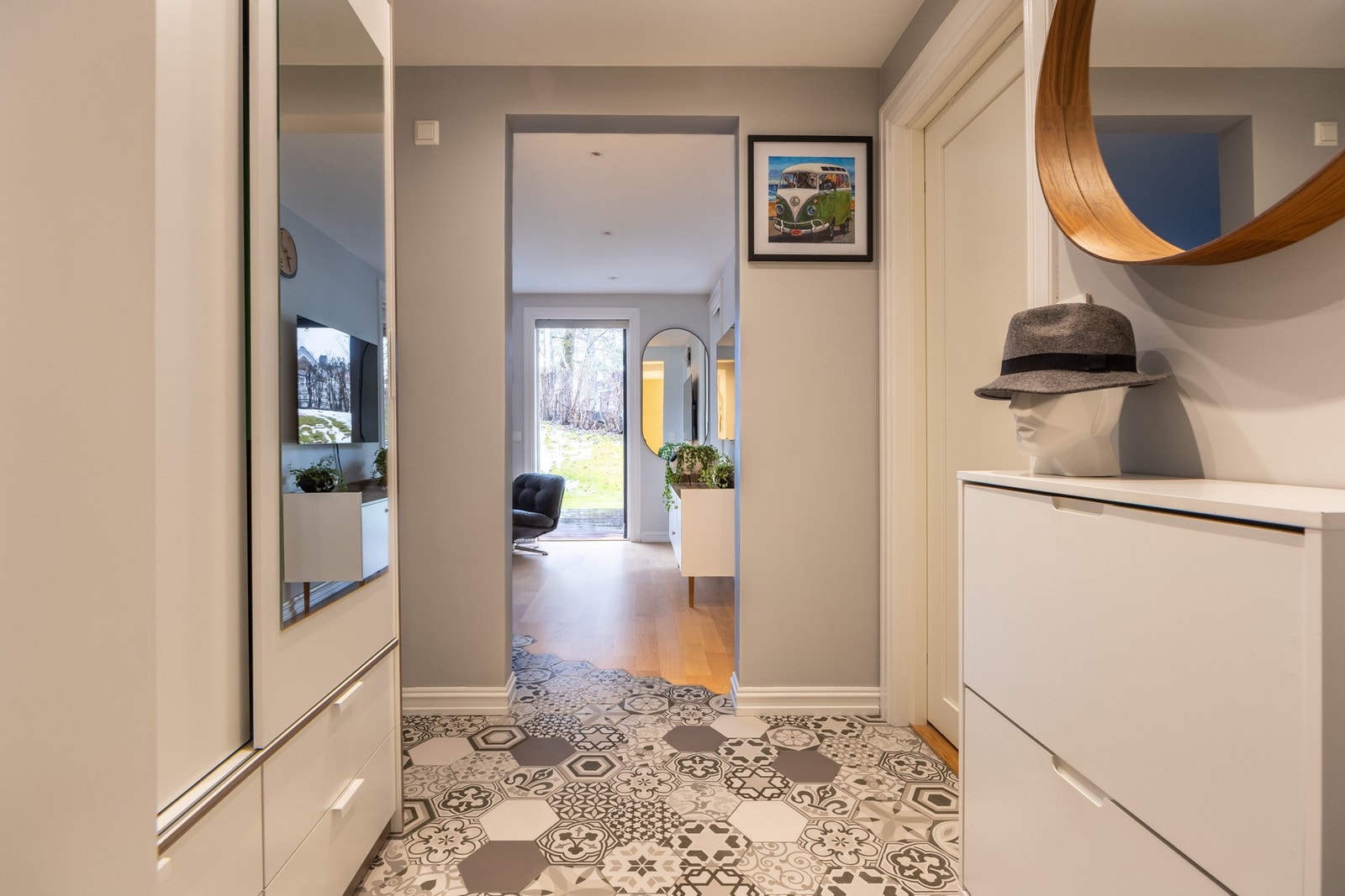 Funksjonell entré med plass for klesoppheng og oppbevaring av sko. Galleribilde