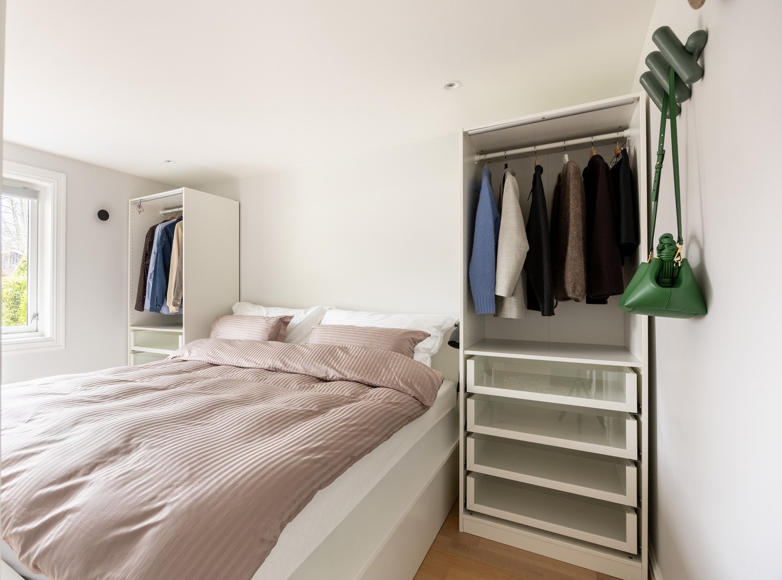 Videre har leiligheten et innbydende soverom. Galleribilde