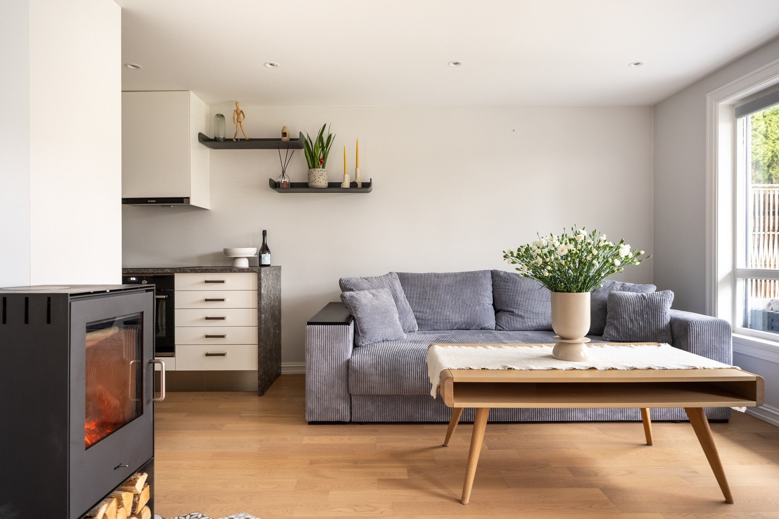 Overflatene er malt i en behagelig fargetone og på gulvet er det lagt parkett. Galleribilde