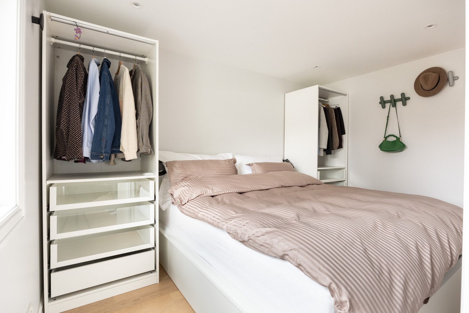 God plass til stor seng. Galleribilde