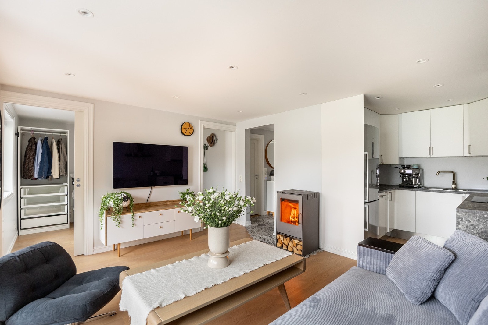 Sosial åpen stue- og kjøkkenløsning sørger for optimal plassutnyttelse. Galleribilde