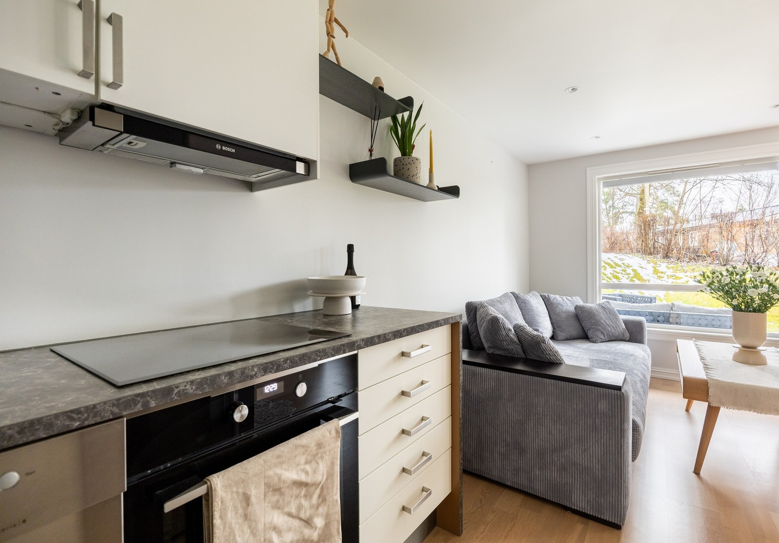 Det er pen og tidsriktig kjøkkeninnredning fra 2019. Galleribilde