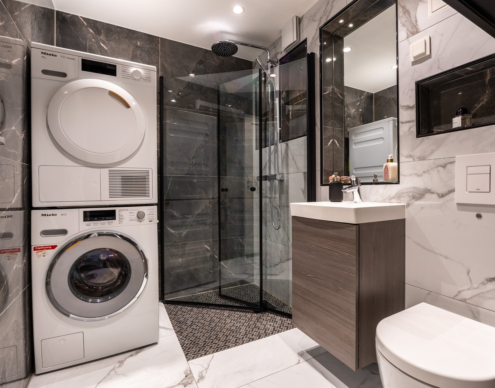 Helfliset baderom fra 2019 med gulvvarme. Galleribilde