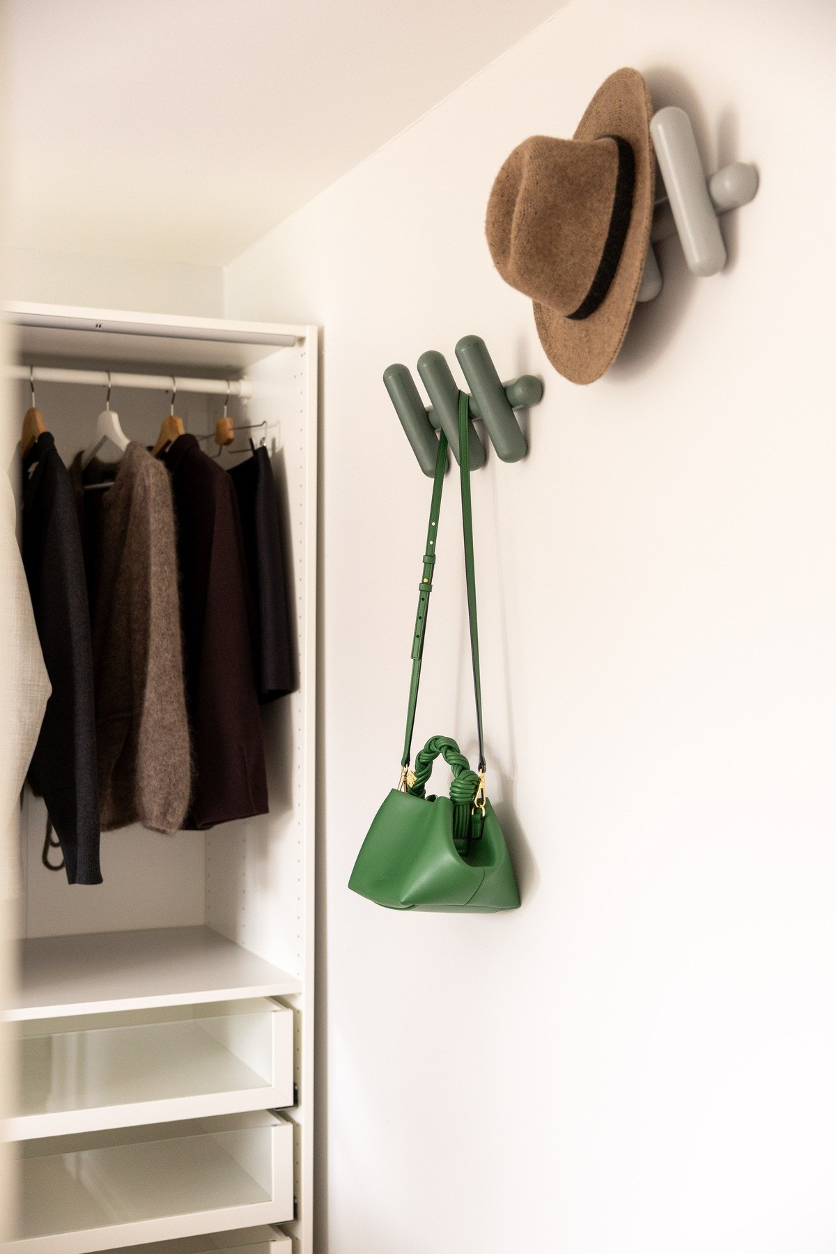 Rikelig med oppbevaringsplass i medfølgende garderobeskap. Galleribilde