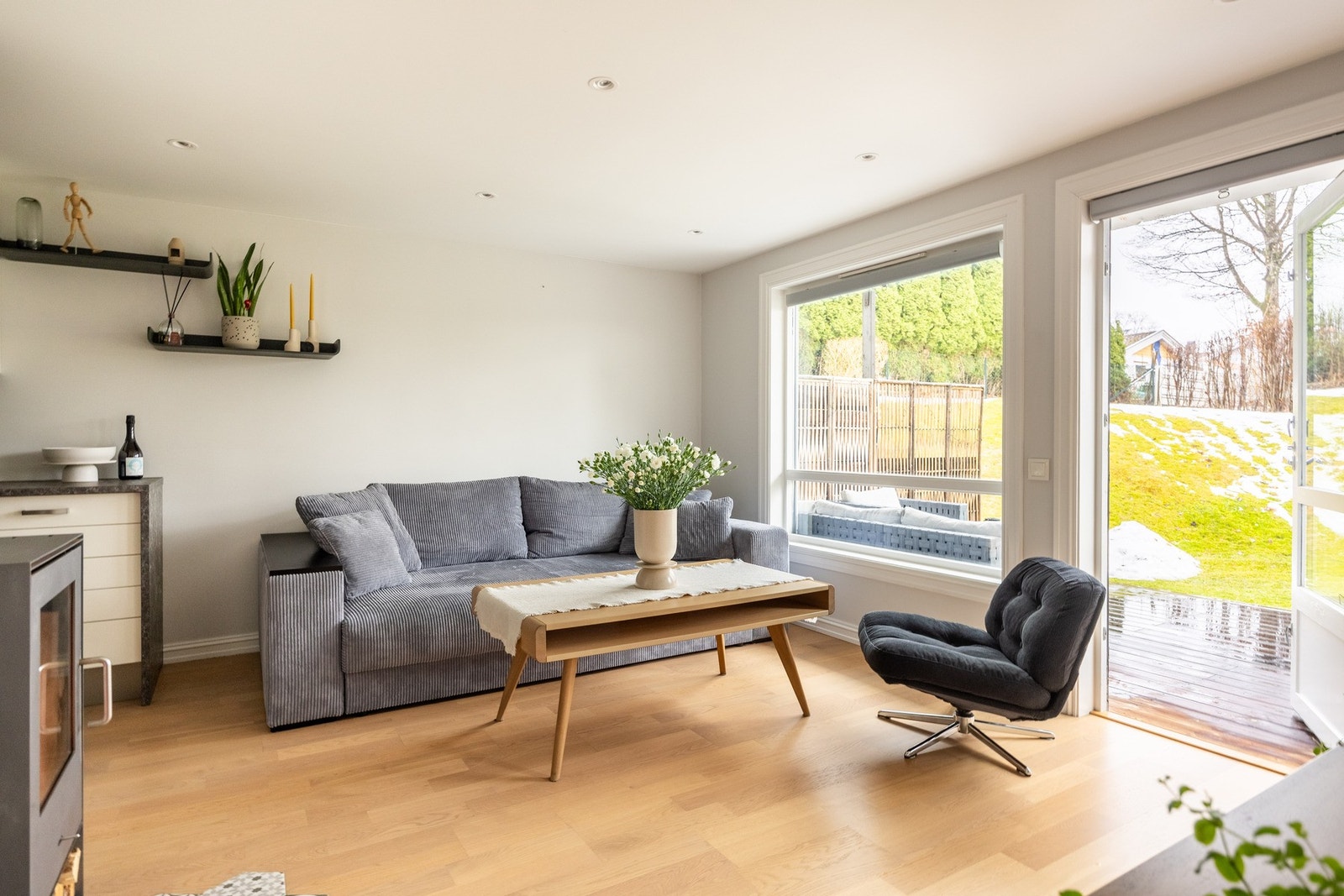 Det er store vindusflater som slipper inn rikelig med naturlig lys. Galleribilde