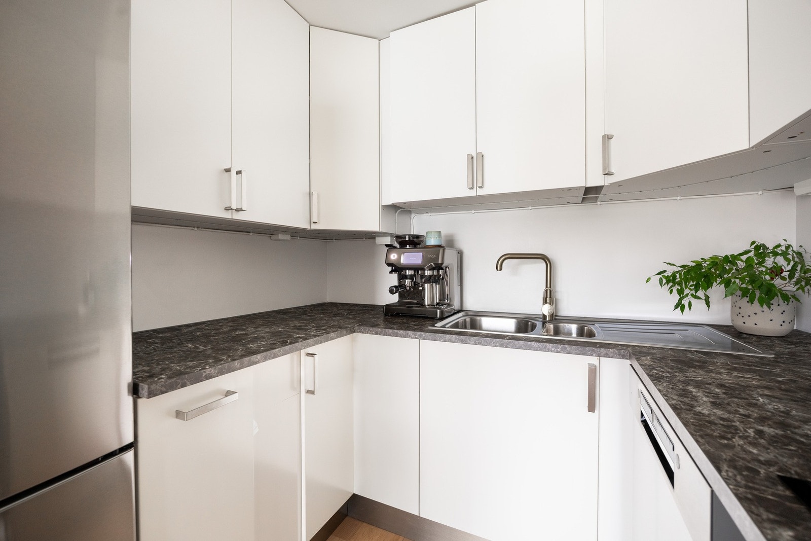 Kjøkkenet har en fin kombinasjon av skap- og benkeplass for både oppbevaring og matlaging. Galleribilde