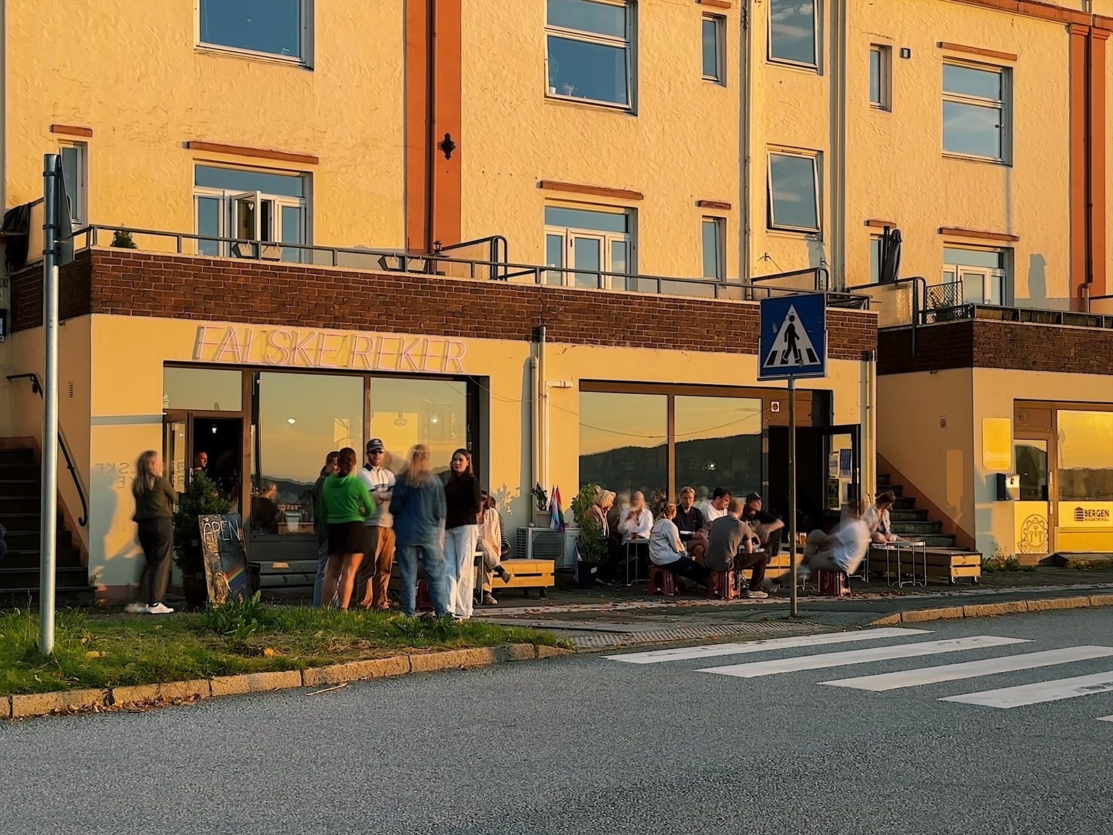 Besøk Falske Reker for noe godt i glasset og sosiale sammenkomster, 300 meter fra ytterdøren. Et populært samlingspunkt for beboerne i nabolaget. Galleribilde