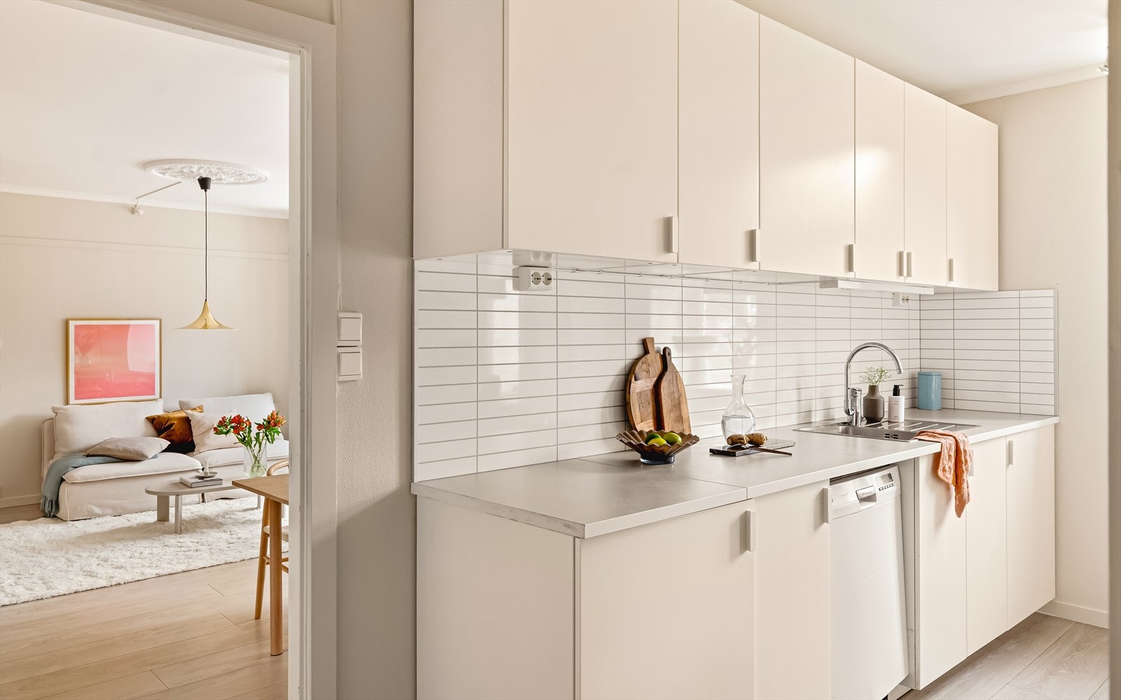 Kjøkkenet er lyst og luftig med god skap- og benkeplass. Galleribilde