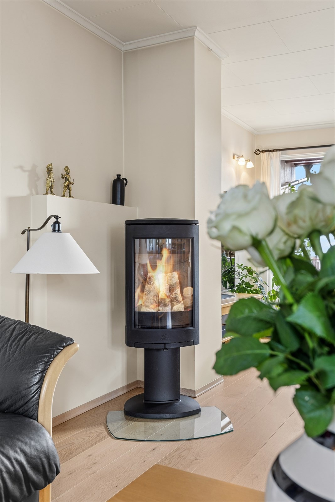 Peis i stuen som gir en hyggelig atmosfære og en god varme på kalde dager. Galleribilde