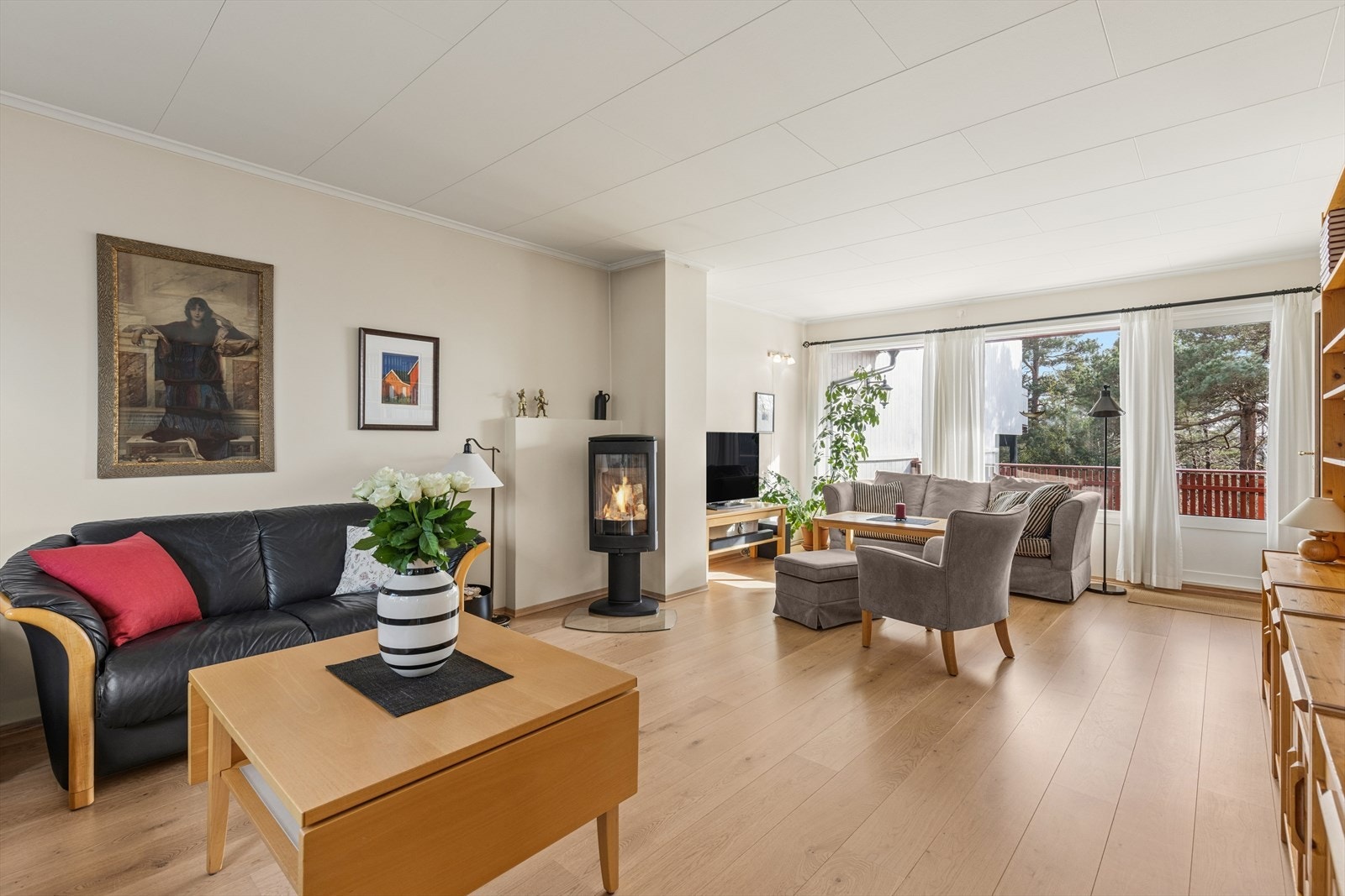 Rikelig med vindus overflater som gir godt med naturlig lys inn i rommet. Galleribilde