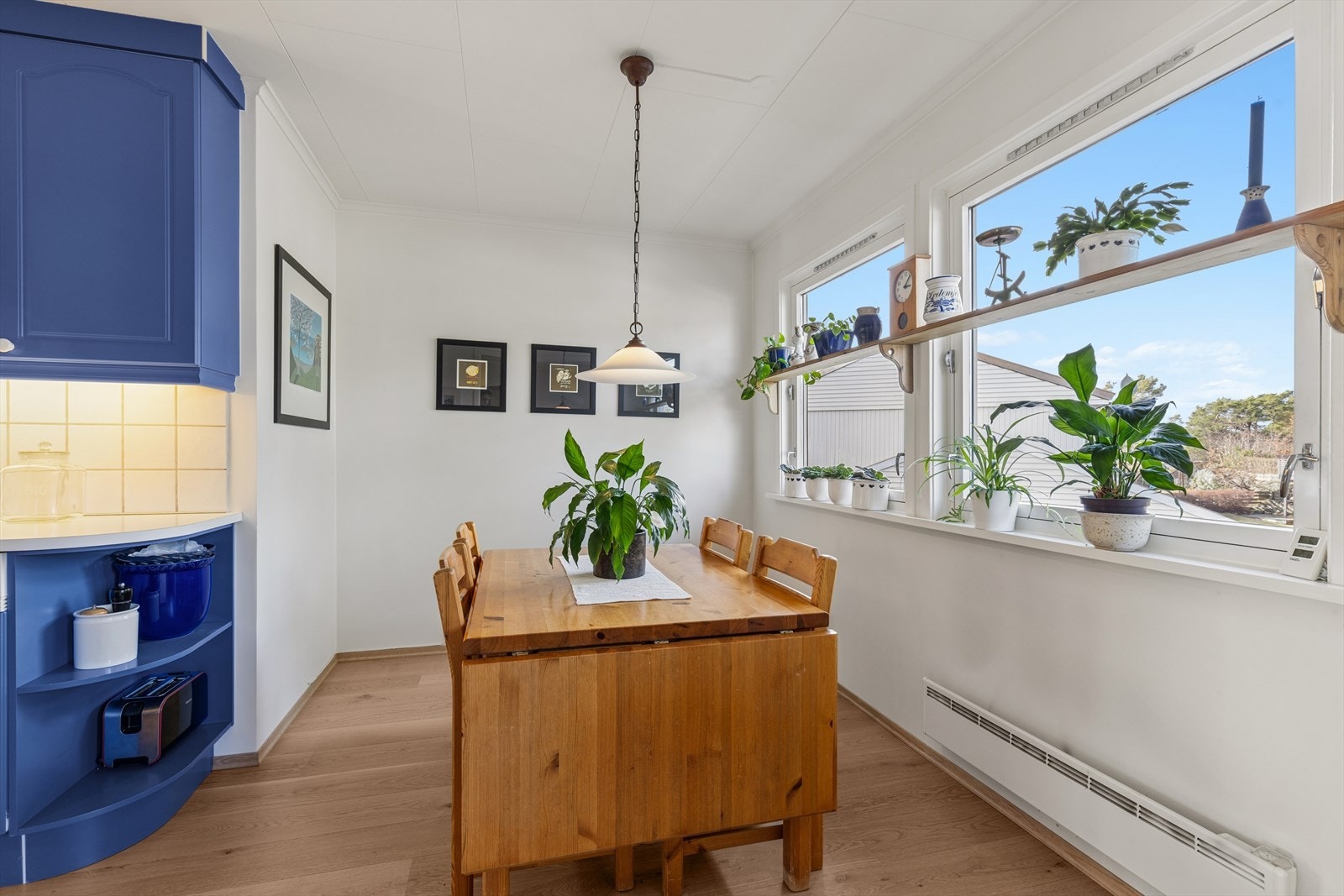 God plass til spisebord på kjøkkenet. Galleribilde