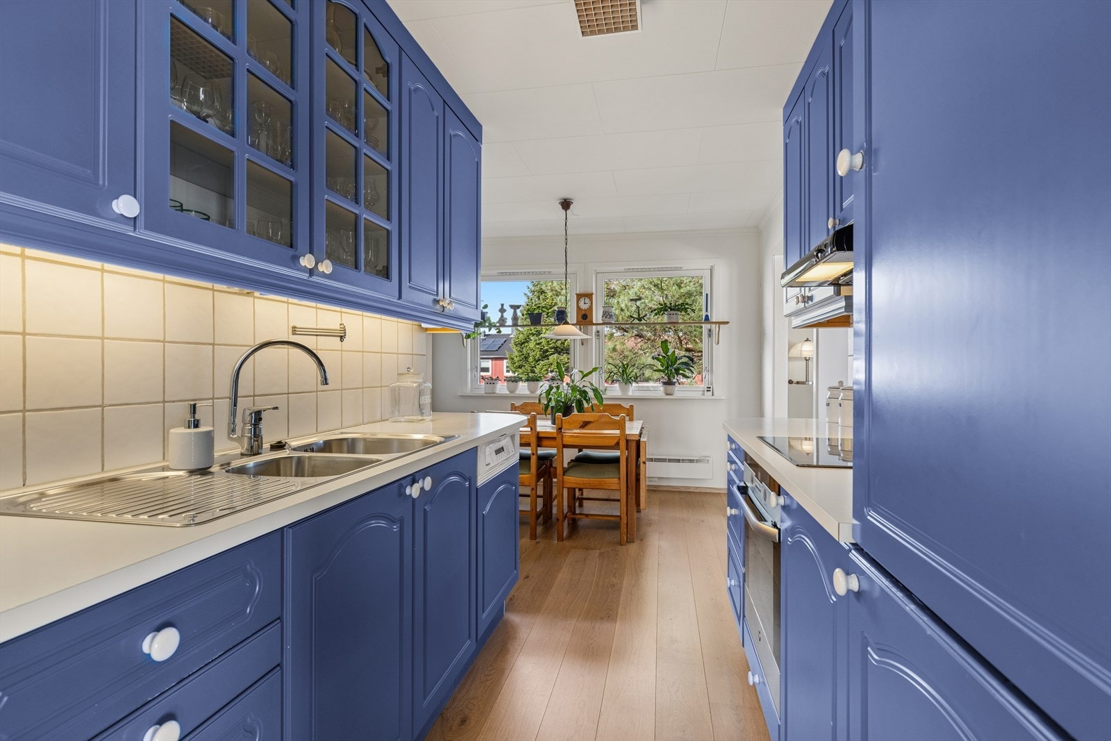 Alle hvitevarer på kjøkken medfølger handelen, opplegg til vaskemaskin er det også her. Galleribilde