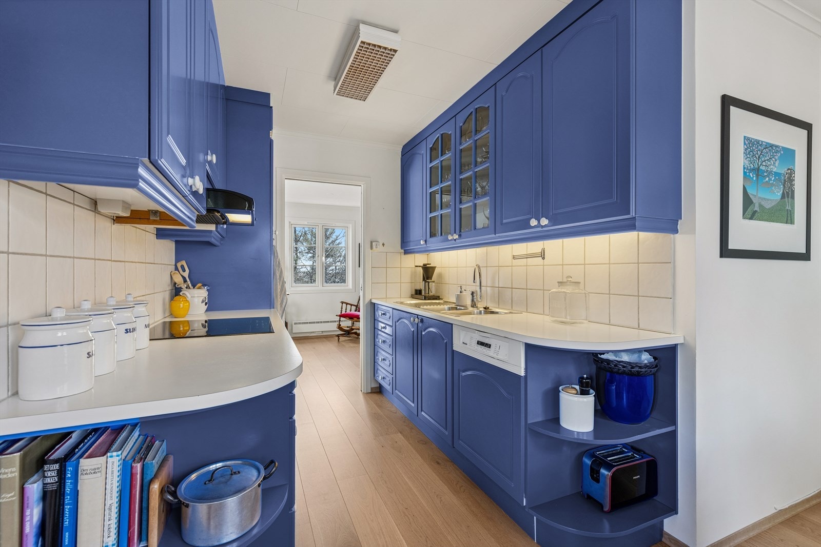 Kjøkkenet har rikelig med skapplass. Galleribilde