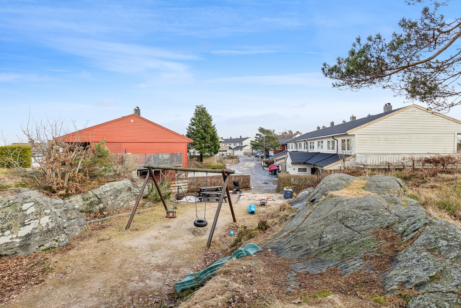 Som nevnt er det flere lekeplasser i området, denne innerst i gata - blindvei. Galleribilde