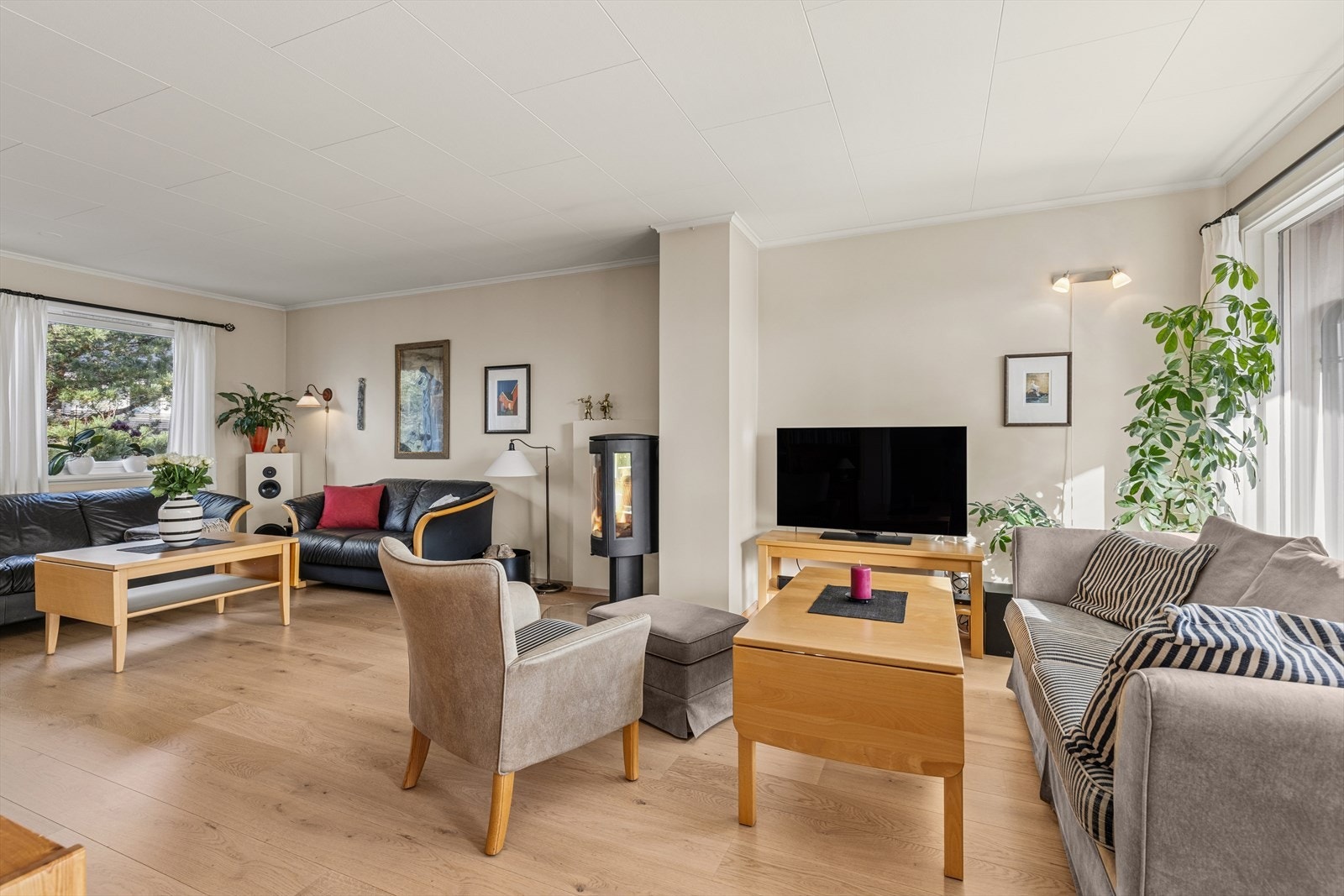 Romslig stue med god plass til flere sittegrupper. Galleribilde