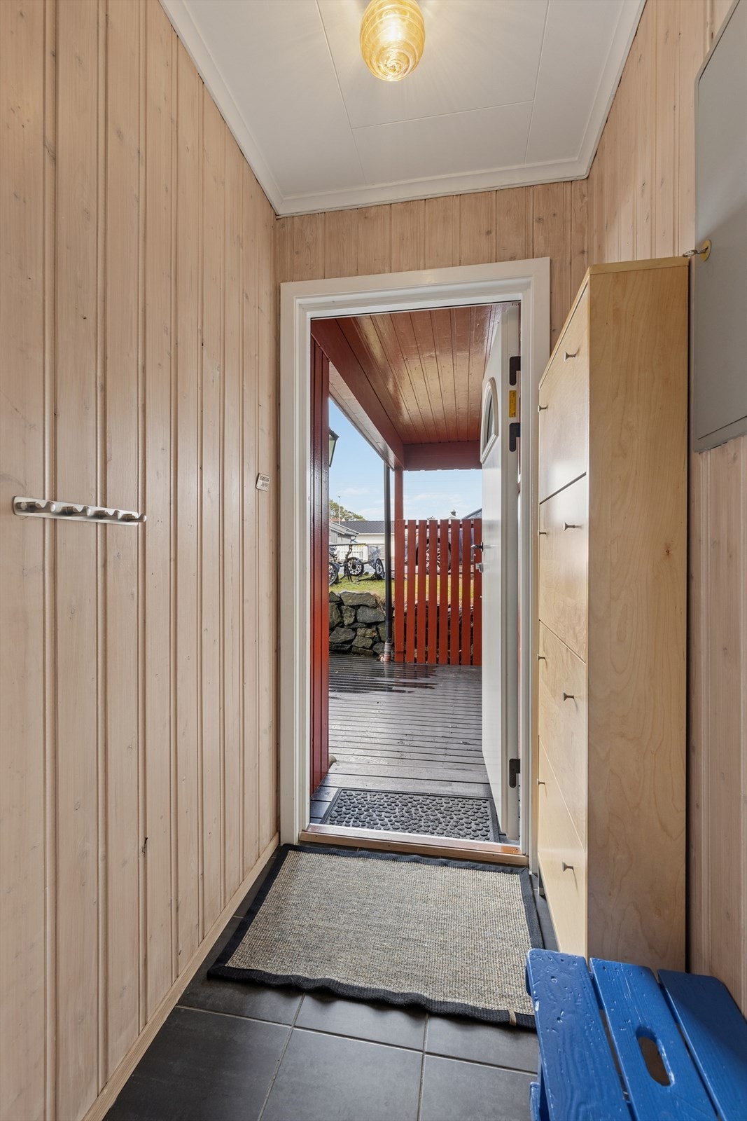 Entrè med plass til skoskap og knagger på vegg. Galleribilde